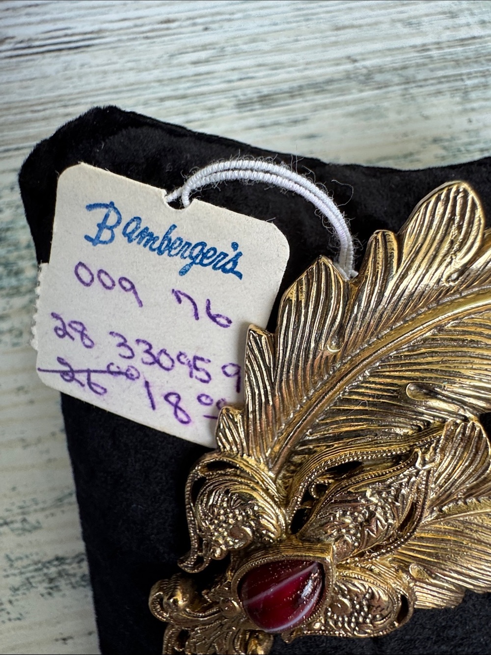 VTG Deadstock 1928 Gold-Tone Feather Brooch and Earring Set with Red Cabochons - Picture 3 of 8